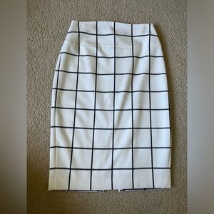 Express, size 4, women’s pencil skirt. Black and white.